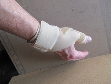 Mueller Thumb Spica Brace Medium  P358 