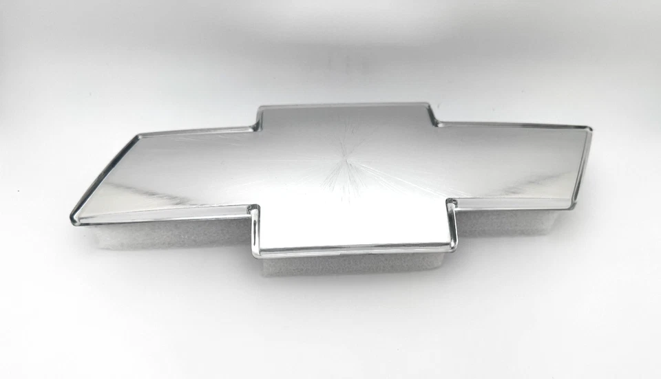 Silverado 1999-02, 2000-06 Tahoe parrilla plateada pajarita emblema OEM PT 12335633 Foto 3 de 4