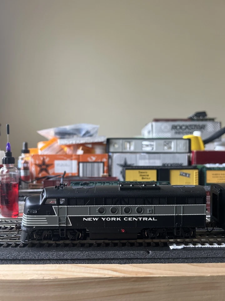 Bachmann New York Central HO FT A & FB2 Diesel locomotives with DCC Sound on B - Image 4 of 4