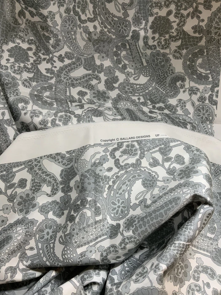 "Impresión de cachemira de algodón gris/blanco cálido de BallardDesigns 54"" con yarda" Foto 3 de 3