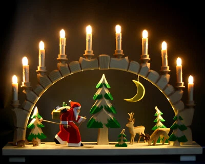 HANDWERKSKUNST AUS DEM ERZGEBIRGE Grande arco galleggiante LED Babbo Natale su sci colorato intagliato Monti Metalliferi nuovo