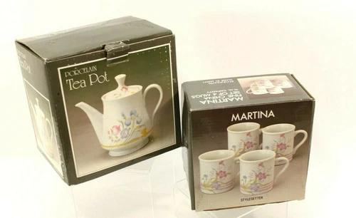 Porcelain Floral Tea Pot w/Lid & Set of (4) Corresponding Designed Mugs