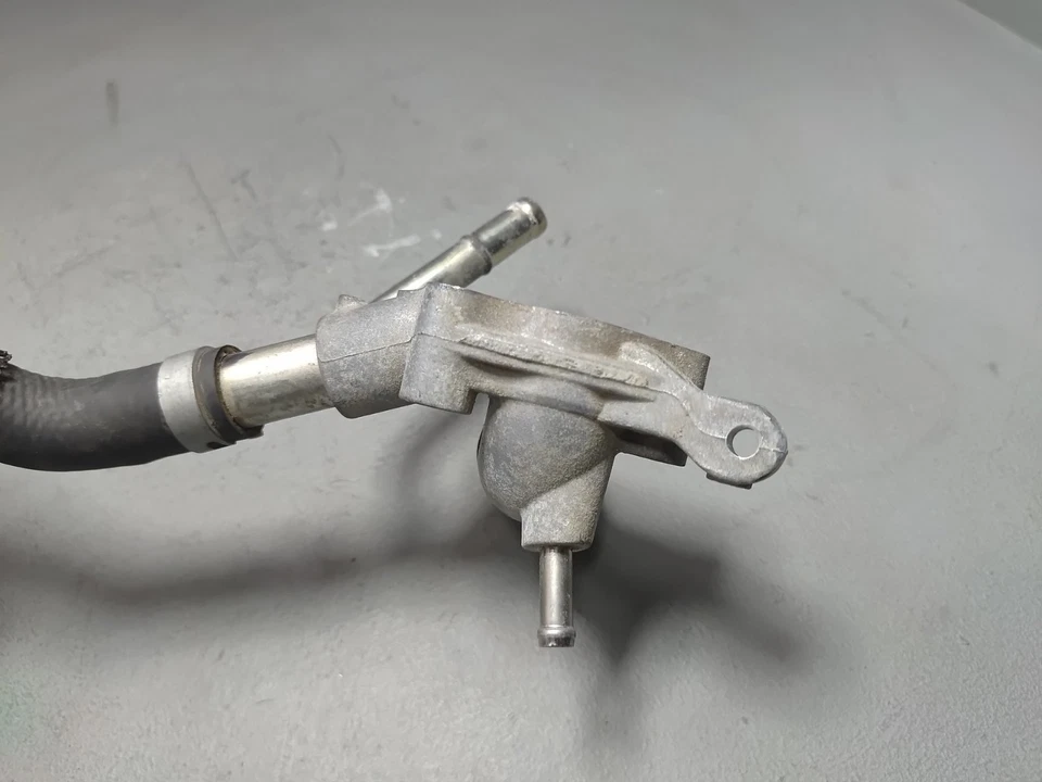 BRIDA DE SALIDA DE AGUA REFRIGERANTE MOTOR CON MANGUERA 2021 TOYOTA AVALON 2,5 L OEM Foto 4 de 4