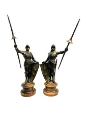 COPPIA ANTICO BRONZO GUERRIERO CAVALIERE MEDIOEVALE ARMATURA SCUDO SPADA LANCIA