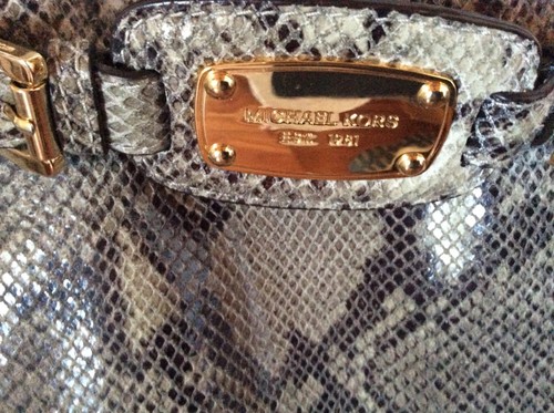 borsa Michel kors hamilton stampato pelle pyton grigio degrade’ con tracolla - Foto 2 di 6