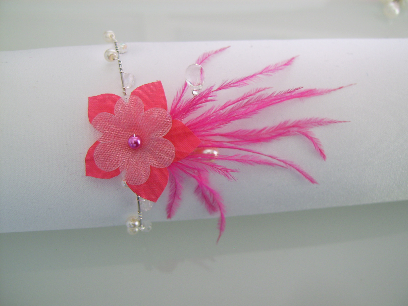 Bracelet cristal rose fuchsia et fleur ivoire, l'accessoire de mariage d'exception