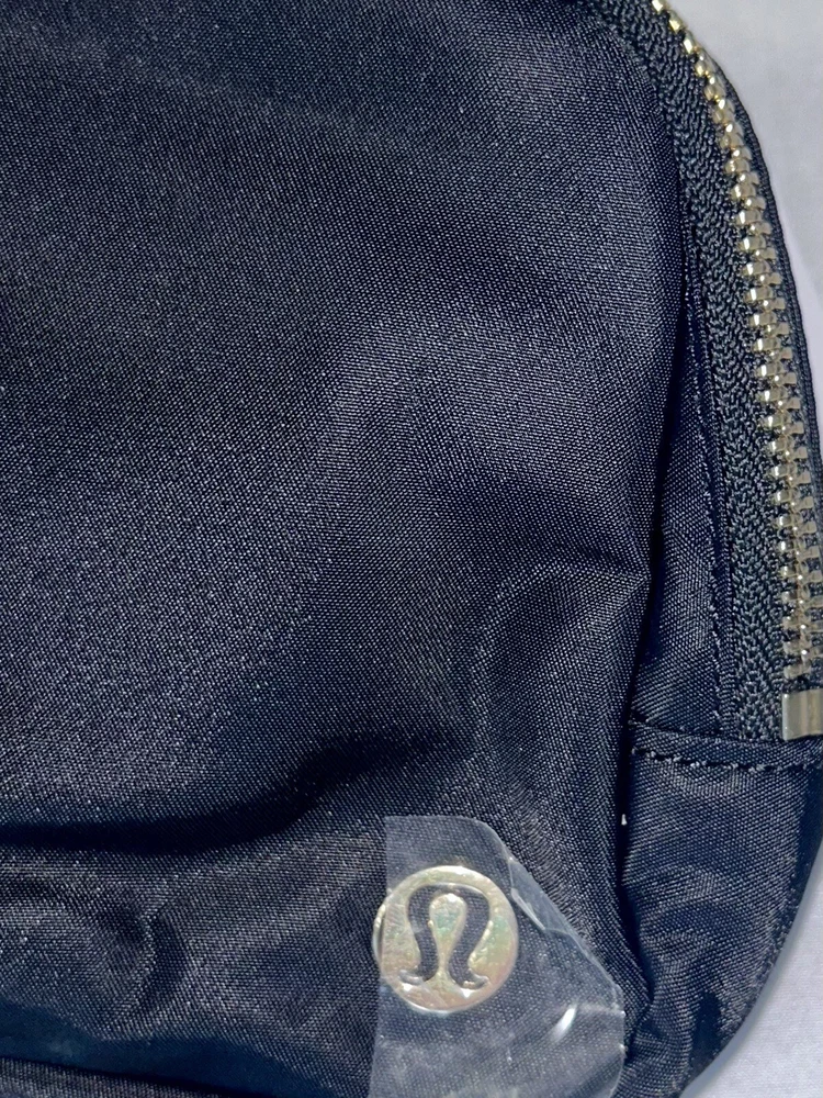 NWT Lululemon Everywhere Belt Bag 2L Black Gold All Gold Hardware