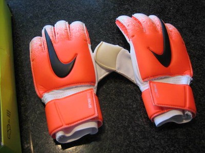 nike goalkeeper gloves size 8