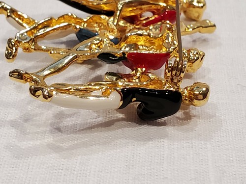Musical Group Sweater Pin Guitars Singer Saxophone Goldtone Enamel 2.75"x2.25" - Afbeelding 7 van 9