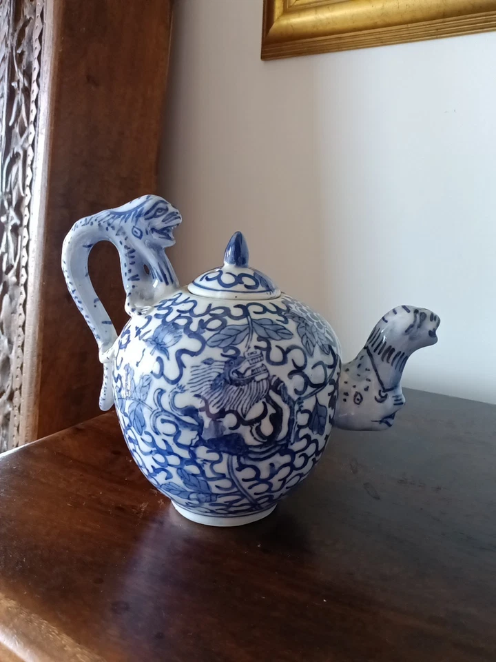 Par de teteras de porcelana con patrón floral azul cobalto y blanco. Foto 3 de 4