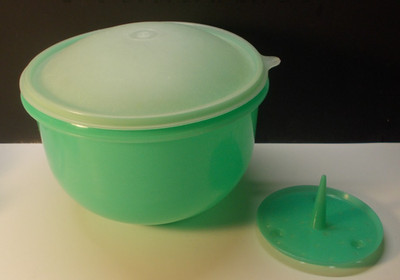 Tupperware 1424 Jadite Green Large Lettuce Keeper with Domed Sheer Lid & Spike