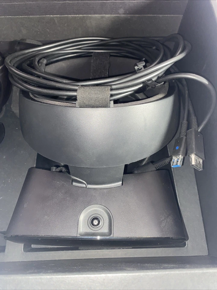 Lenovo Oculus Rift S VR Headset With Controllers & Cables - Image 3 of 3