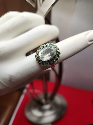 Karis GdB Gold Tone. Ovale helle aquamarin und grüne Steine. Ringgröße 8,25