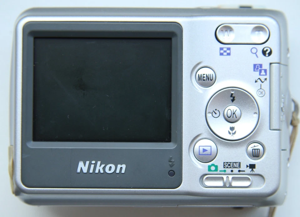 Nikon CoolPix L4 4MP Compact Digital Camera Silver - Image 4 of 4