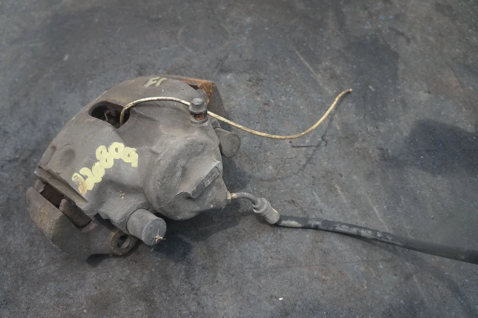 Pinza de freno delantera izquierda y soporte OEM Ferrari Mondial 8 1982 Foto 2 de 4