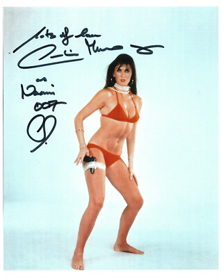 Caroline Munro ''James Bond'' Autogramm signed 20x25 cm Bild