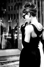 Póster icónico 18x24 de Audrey Hepburn en Breakfast at Tiffany's mirando por la ventana