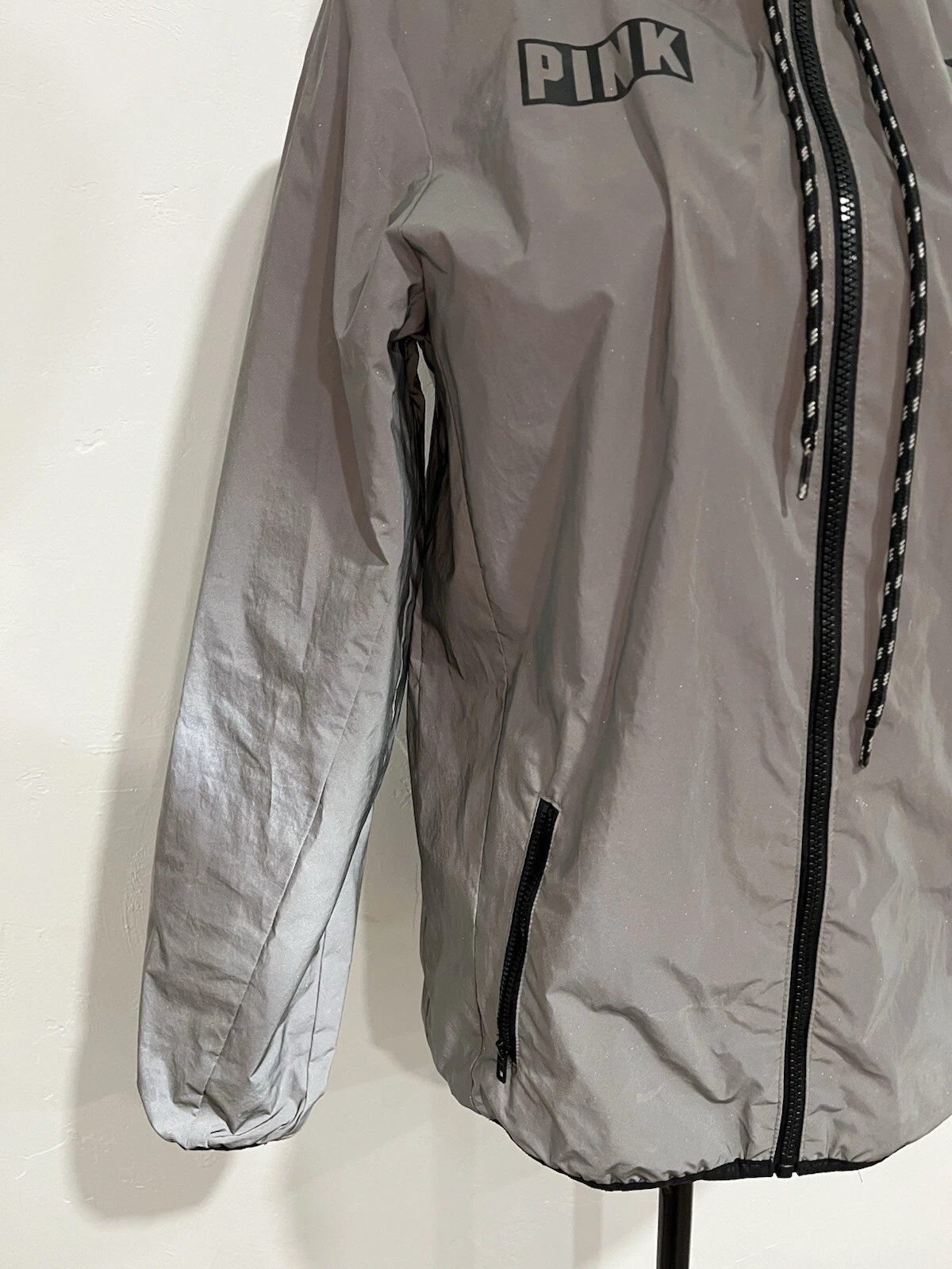 UNDERCOVER Victoria’s Secret ROSA Edizione Limitata 002 Giacca Anorak Riflettente Safe Jogging XS S