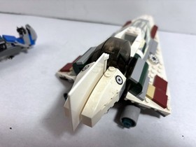 LEGO Star Wars: Mace Windu's Jedi Starfighter 7868 (2011) - Partially glued