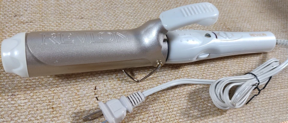 Revlon Perfect Heat Triple Ceramic Curling Iron 1 1/2 Inch Barrel RV050 - Image 2 of 4