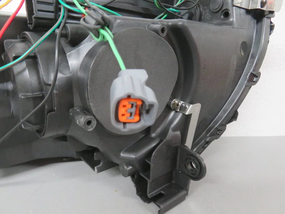 2003 2005 INFINITI G35 2DOOR LEFT SIDE HEADLIGHT HID (WITHOUT HID KITS) - Image 4 of 4