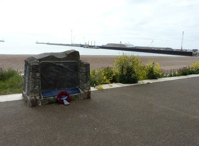 Foto 6x4 The Dunkirk Memorial, Promenade Dover\/TR3141 This is a stone m c2017
