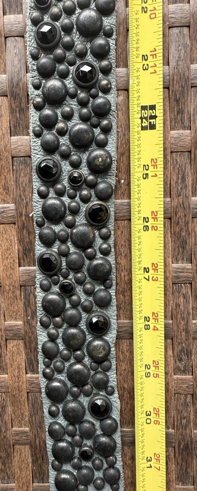 Auténtico cuero de búfalo gris JOED, tachuelas negras envejecidas y pedrería vintage 34 M Foto 2 de 4
