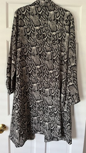 NUEVO CON ETIQUETAS AFRM Estampado de Serpiente Estilo Abierto Mangas Ajustables Plumero Chaqueta Ligera L - Imagen 7 de 11