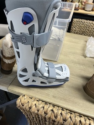 DeRoyal Adjustable Orthopedic Walking Boot Medium Gray/White Immobilization