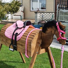 Holzpferd Voltigierpferd Holzpony Pferd Pony schwarze Mähne rosa Sattel gestrich