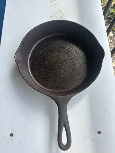 Wagner Ware Sidney O 1057 F cast iron skillet with heat ring. 9.5 in