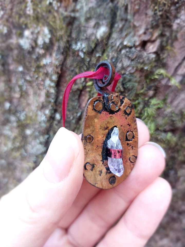 Collar colgante primitivo crudo con punta de cristal de amatista rústico Foto 2 de 4