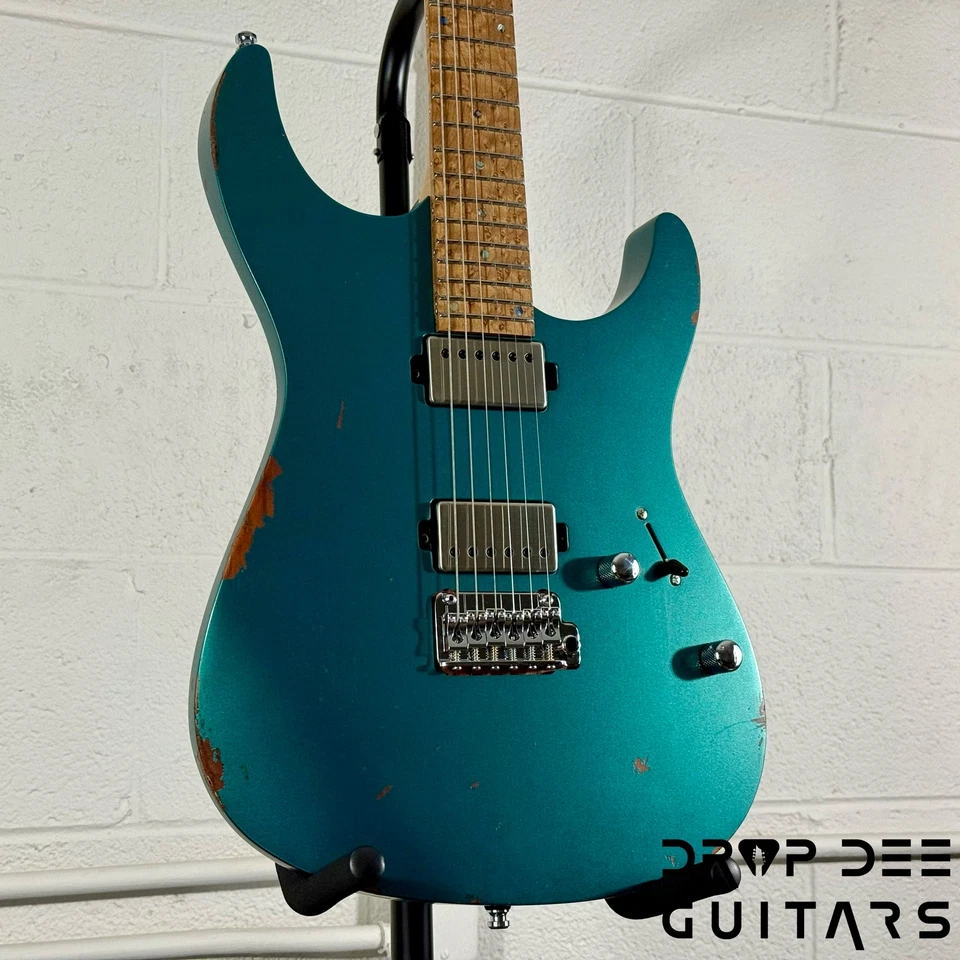 Guitarra Eléctrica Mayones Aquila Aged V24 S 6 con Estuche - Monolito Metálico Neón Foto 4 de 4