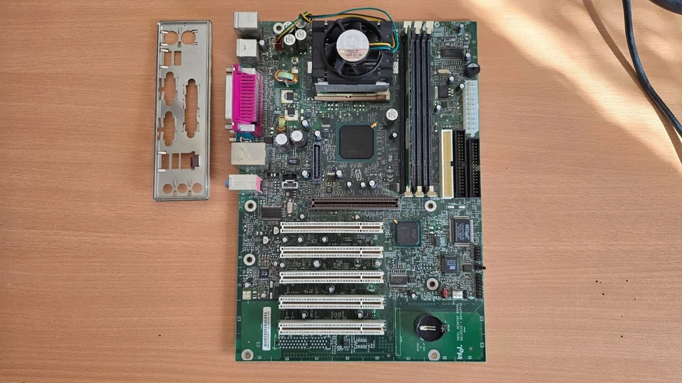 Intel D815EEA2 / D815EPEA2 motherboard with CPU & RAM - A45156-206 - Bild 3 von 4