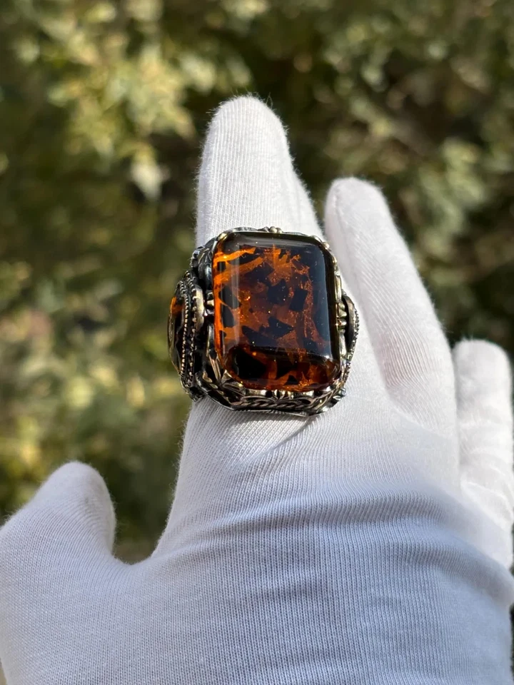Anillo ámbar de plata de ley 925 para hombre, anillo estilo vintage con acento de rubí Foto 2 de 4