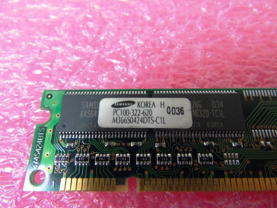 Módulo de memoria Samsung, 32 MB PC100 100 MHz 168 pines DIMM SDRAM - M366S0424DTS-C1L Foto 3 de 4