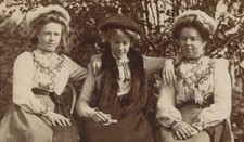 THREE WOMAN IN HATS POSED SEATED OUTDOORS. 1890s.