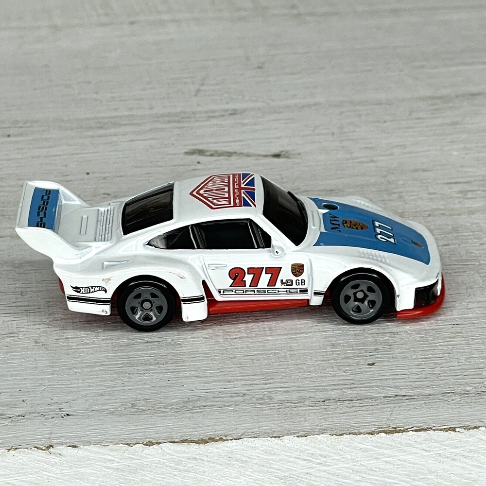 1976-81 PORSCHE 935 SLANT-NOSE MAGNUS RARE DIECAST 1:64 SCALE DIORAMA MODEL CAR
