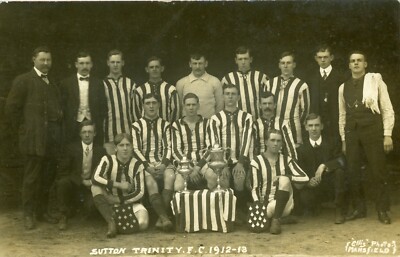 Sutton Trinity F.C. 1912-13 zusammen mit Pokalen & Medaillen