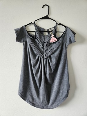 lucky mare clothing gray soft top crochet detailing cold shoulder size small