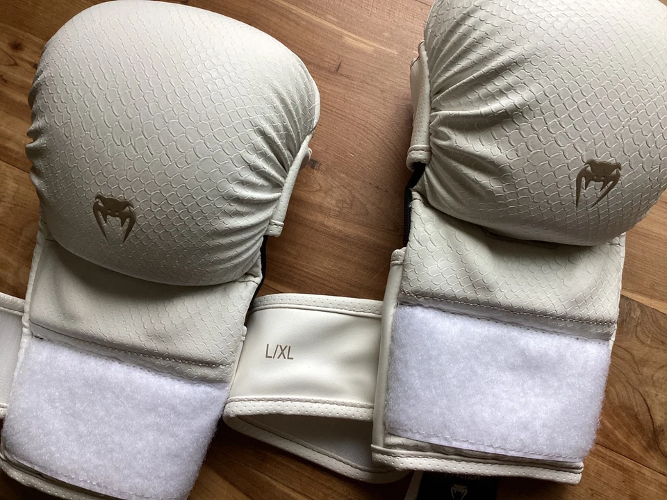 Guantes marfil venum mma ahorro L/XL nuevos 22’ Foto 3 de 3