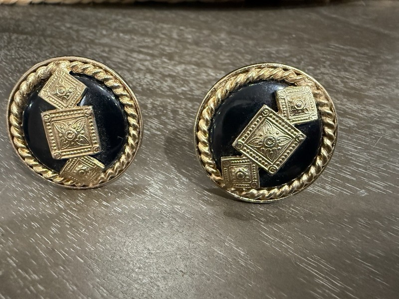 Vintage Signed GJD Goldtone Ornate leaf￼ Black Onyx  Style Round Clip  Earrings