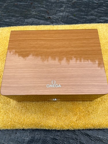 Omega presentation box in Polished Walnut Finish - Picture 2 of 7