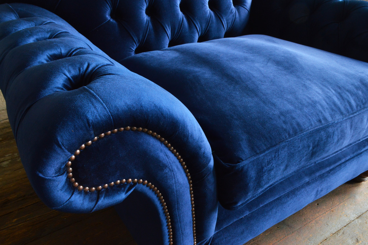 MODERN HANDMADE CHESTERFIELD PLUSH NAVY VELVET SNUGGLE CHAIR, LOVE SEAT