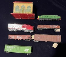 Vintage HO Scale Train Lot Locomotive Santa Fe Burlington Northern Cars
