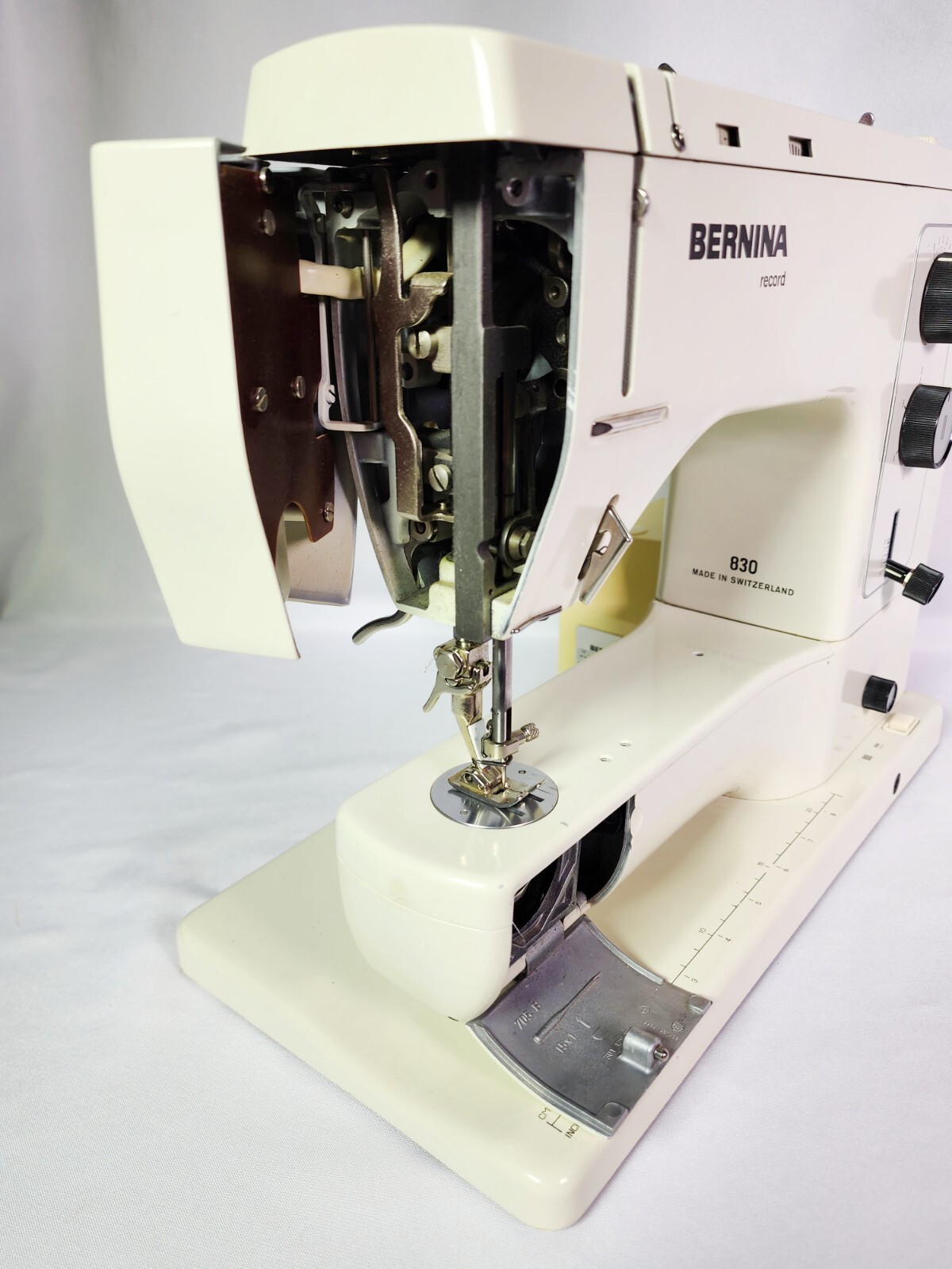Bernina Record 830 Heavy Duty Sewing Machine w/ Case, Accessories