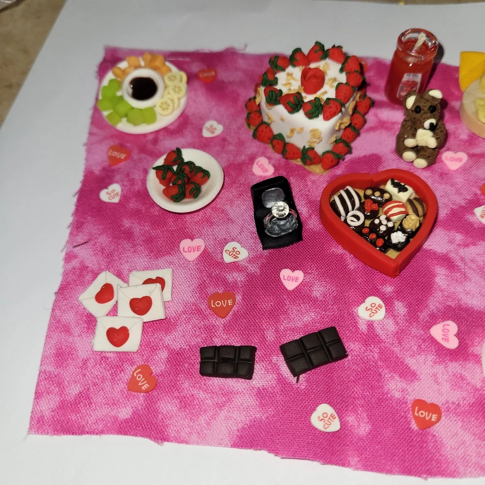 Casa de Muñecas Día de San Valentín Conjunto Pastel Anillo Fresas Chocolates Flores Vino Foto 3 de 4