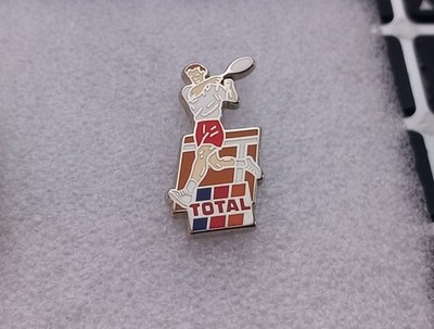 EB304 Pin's ROLAND GARROS Fuel TOTAL Shorts rot silber Arthus Bertrand