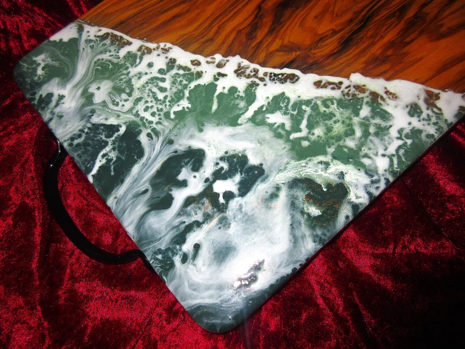 VERDE - Placa de charcutaria italiana de madeira de oliveira e resina com alças - Imagem 2 de 2