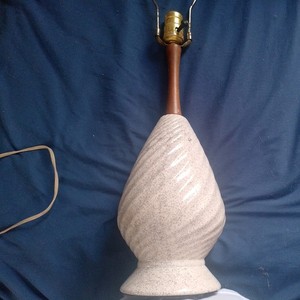 Vtg Danish Design MCM White Speckled Cream Swirl Ceramic & Wood Table Lamp READ
